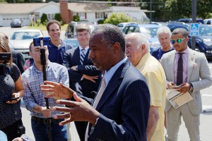 Ben_Carson_in_New_Hampshire_on_August_13th,_2015_by_Michael_Vadon_28