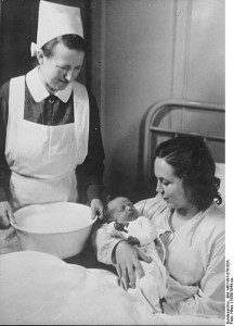 newborn -Bundesarchiv_Bild_146-1981-076-05A,_NSV-Mütterheim